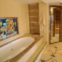 Дизайн ванной комнаты с встроенным аквариумом