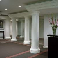 Древнегреческие колонны в интерьере холла современного дома