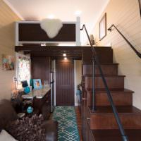 Лестница в спальню узкого летнего домика