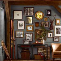 Декор картинами и фотографиями деревянной стены