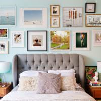 Декор стены в спальне с помощью картин и фото