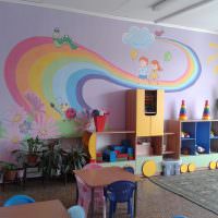 Нарисованная радуга на стене дошкольного учреждения