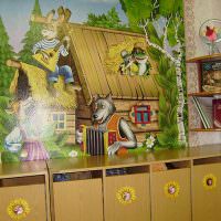 Фотообои в раздевалке детского сада