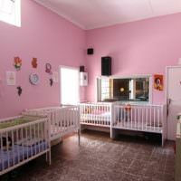 Розовые стены в комнате для маленьких детей