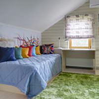 Разноцветные подушки на узкой кровати