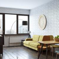 Белая кирпичная стена в дизайне гостиной