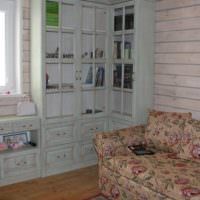 Старый шкаф в углу гостиной частного дома