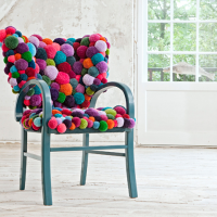 Декор стула разноцветными помпонами