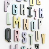 Объемные буквы из бумаги на белой стене