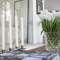 Белые тюльпаны в стеклянной вазе