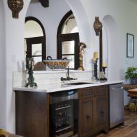 Деревянная мебель в кухне с аркой