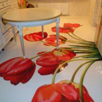 Красные тюльпаны на полу кухни