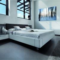 Серый пол в современной спальне