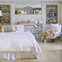 Кровать с белым покрывалом в просторной спальне