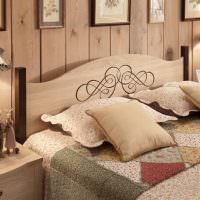 Четыре подушки на кровати в деревянном доме