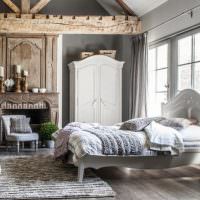 Просторная спальня с деревянной балкой