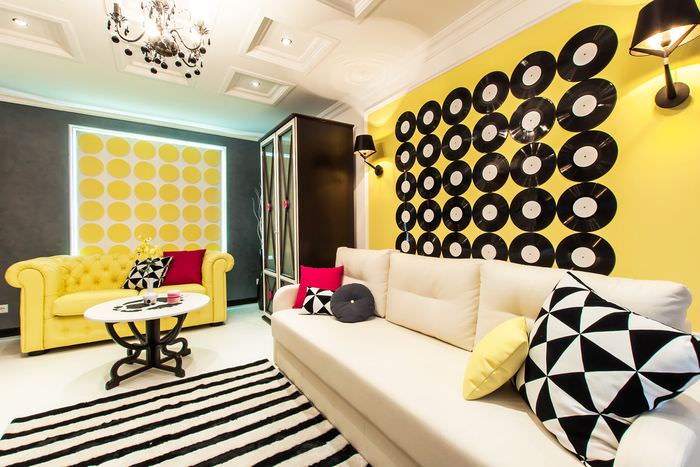 Виниловые пластинки на желтой стене гостиной в стиле поп-арт