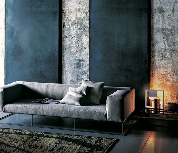 Серый диван около графитных стен гостиной
