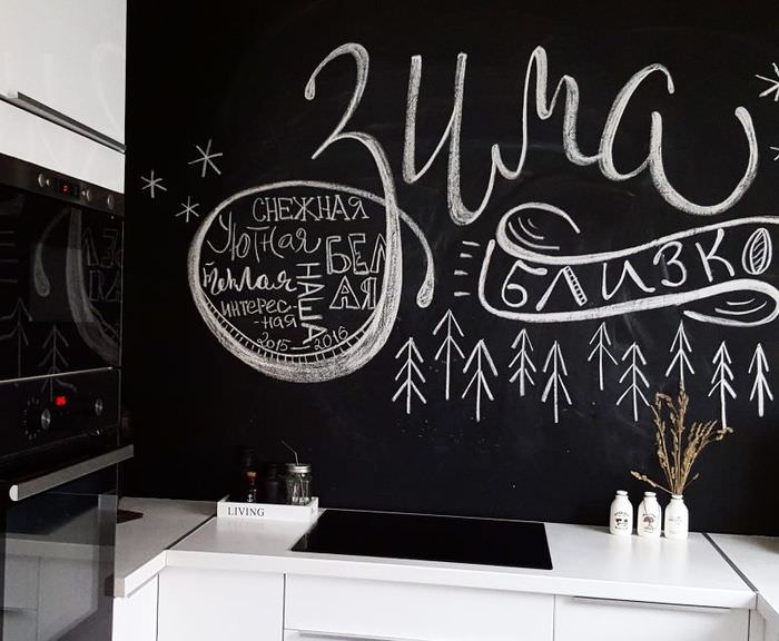 Надписи мелом на черной стене кухни