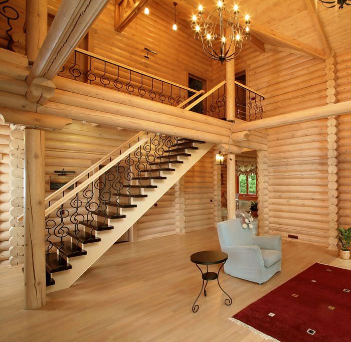 Лестница в холле бревенчатого дома