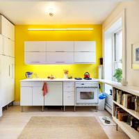 Желтая стена в белой кухне