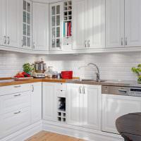 Кухонный гарнитур с белыми фасадами