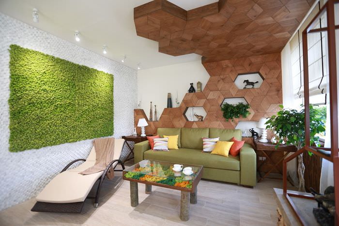 Зеленое панно на стене гостиной в эко-стиле
