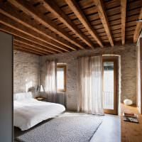 Деревянный потолок в спальне с каменными стенами