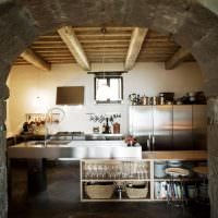 Каменная арка между кухней и гостиной