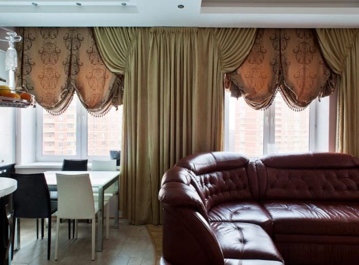 Итальянские шторы из плотного материала в гостиной городской квартиры