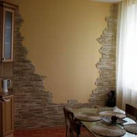 Декоративный камень на стене кухни в панельном доме