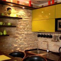 Кухонный гарнитур с желтыми фасадами