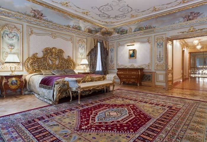 Интерьер спальни с ковром в стиле барокко