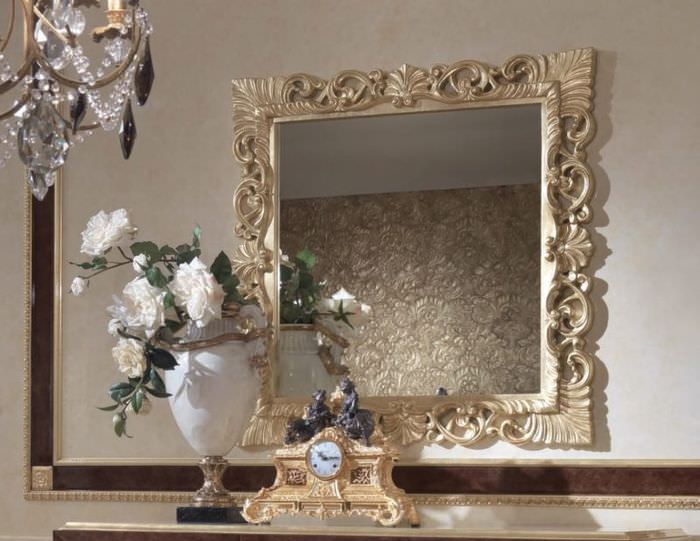 Квадратное зеркало в классическом стиле