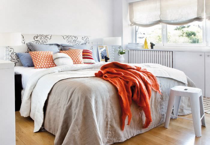 Широкая кровать с декоративными подушками