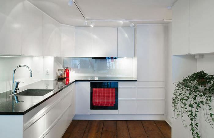 Белая кухня в стиле минимализма