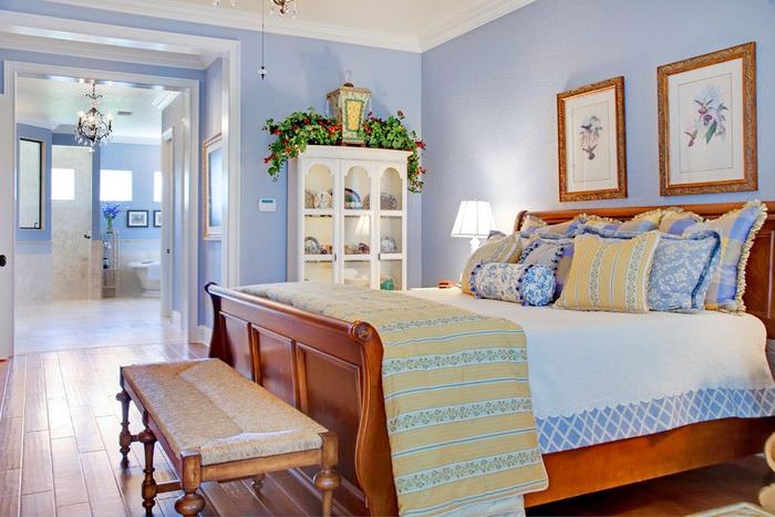 Нежно-голубые стены в спальне стиля прованс