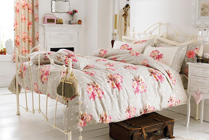 Текстиль с розовым принтом в интерьере светлой спальни