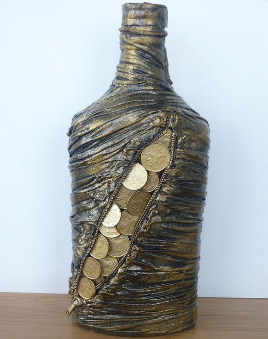 Glasflasche nach der Dekoration mit alten Strumpfhosen