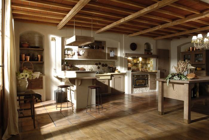 Деревянный пол на кухне с итальянской мебелью