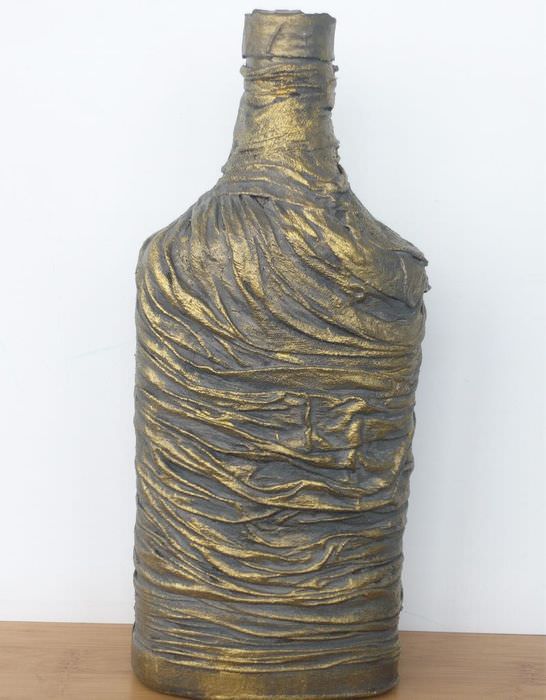 Überziehen der Flasche mit Strumpfhosen mit Farbe