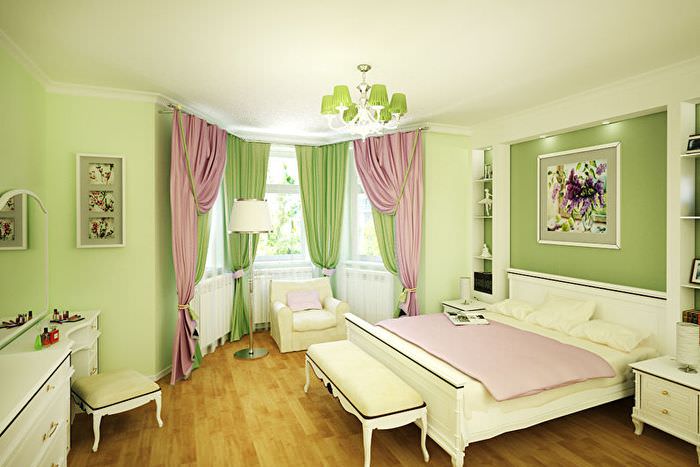 Зеленые шторы в классической спальне