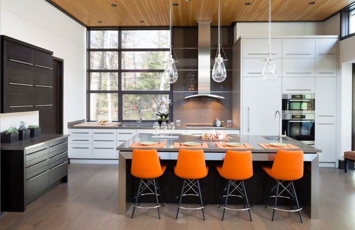 Оранжевые барные стулья в современной кухне