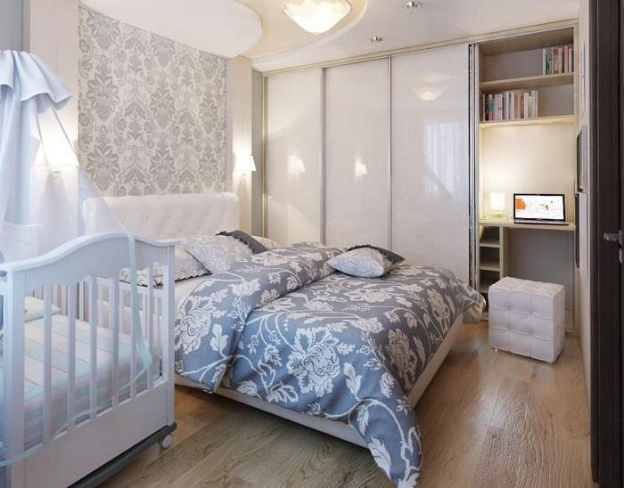 Интерьер маленькой спальни с кроваткой для младенца