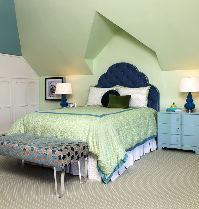 Спальня в мансарде с зеленым потолком