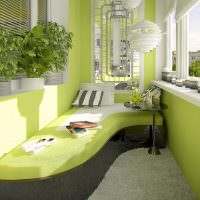 Дизайн застекленного балкона с зелеными стенами