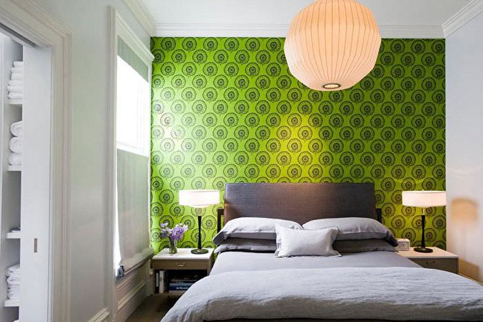 Зеленые обои на стене современной спальни