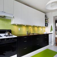 Светло-зеленый фартук в линейной кухне