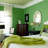 Белый потолочный бордюр в спальне с зелеными стенами