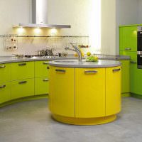 Кухонный остров с желтыми фасадами